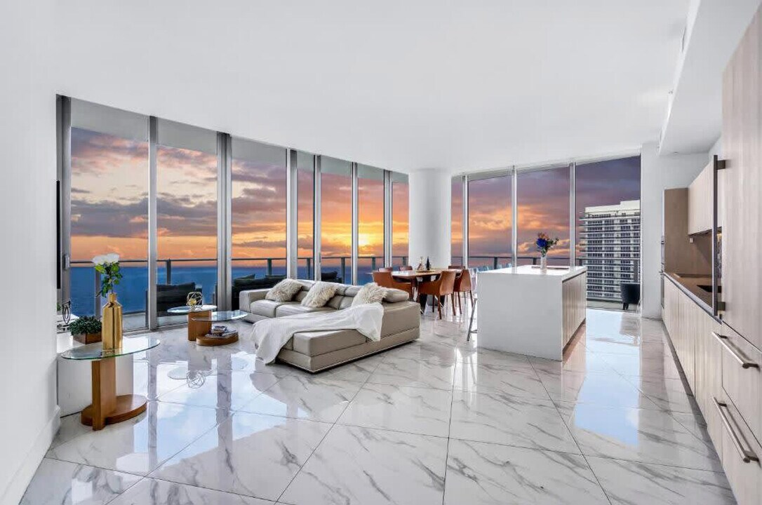 4111 S Ocean Dr in Hollywood, FL - Building Photo