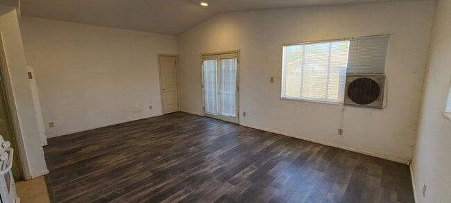 44223 Fenhold St in Lancaster, CA - Building Photo - Building Photo