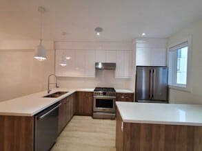 1670-1160 160 St in Surrey, BC - Building Photo - Building Photo