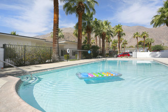 641 North Palm Canyon Drive in Palm Springs, CA - Foto de edificio - Building Photo