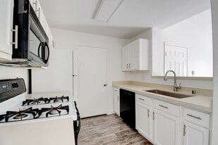 950 Seven Hills Dr in Henderson, NV - Building Photo