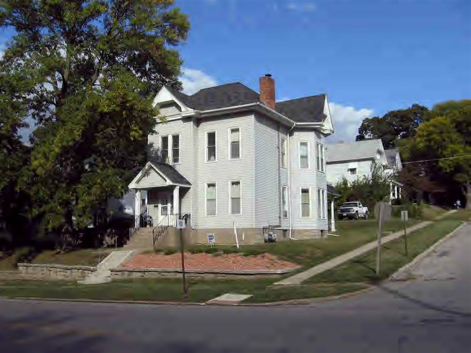 1420 S Main St in Burlington, IA - Building Photo