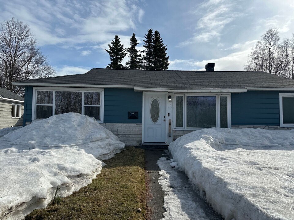 1911 Lake Otis Pkwy in Anchorage, AK - Building Photo