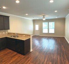 295 Woodland Hills Dr, Unit B in Conroe, TX - Foto de edificio - Building Photo