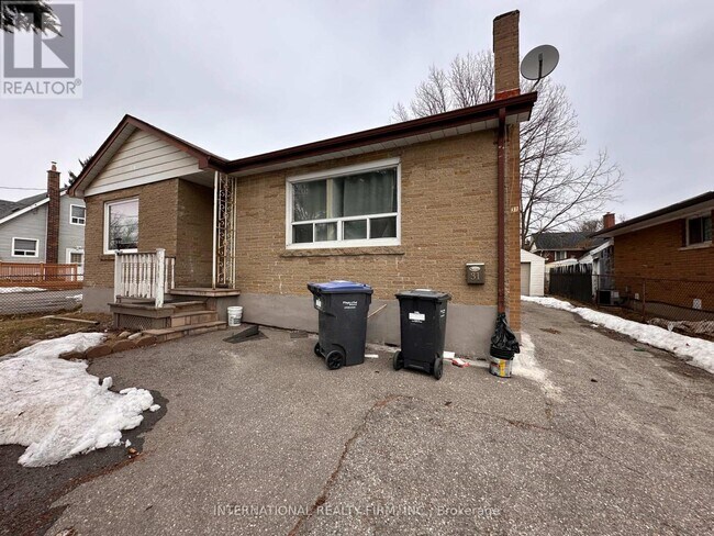31 McLaughlin Rd N