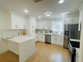 658 Bird Rd in Coral Gables, FL - Foto de edificio - Building Photo