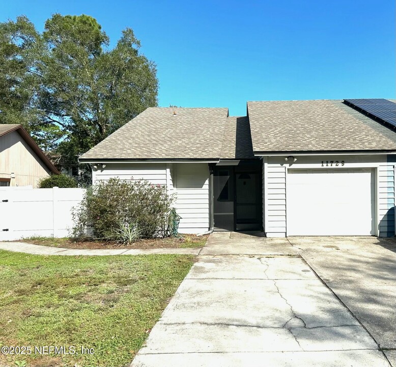 11729 Ft Caroline Lakes Ct in Jacksonville, FL - Building Photo