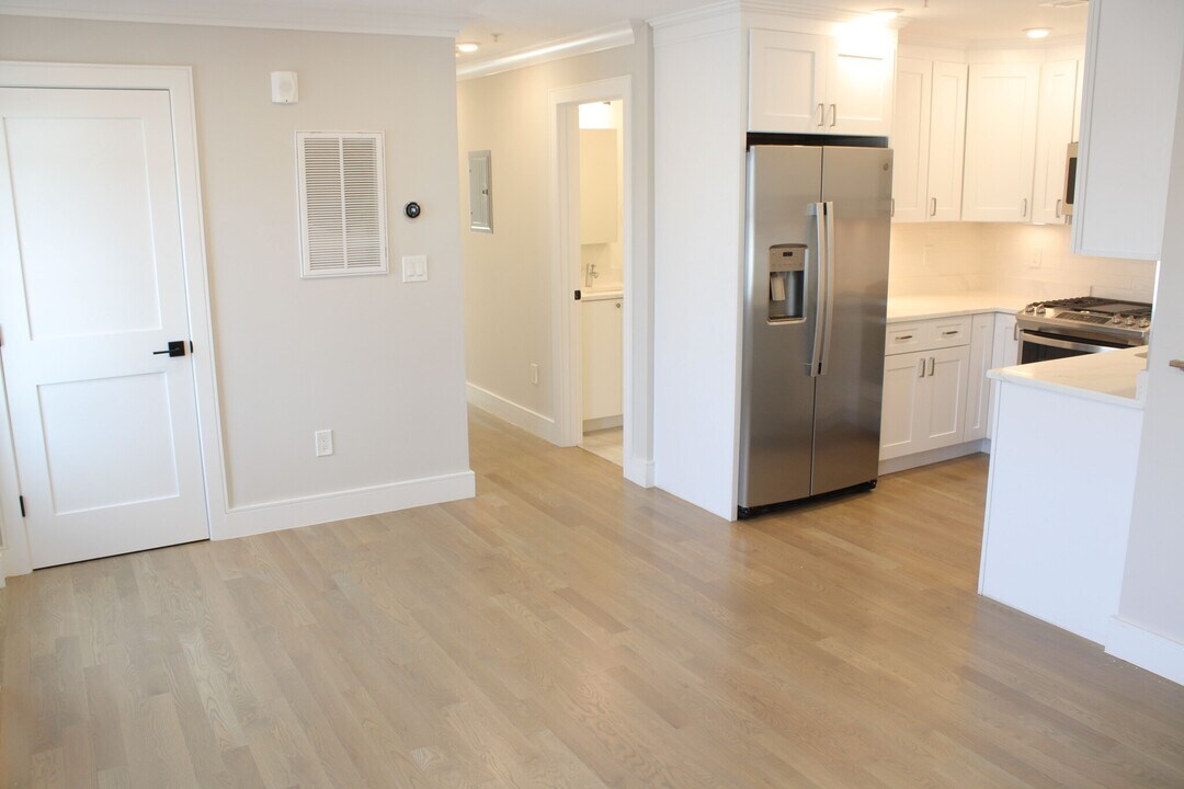 303 Maverick St, Unit 4 in Boston, MA - Foto de edificio