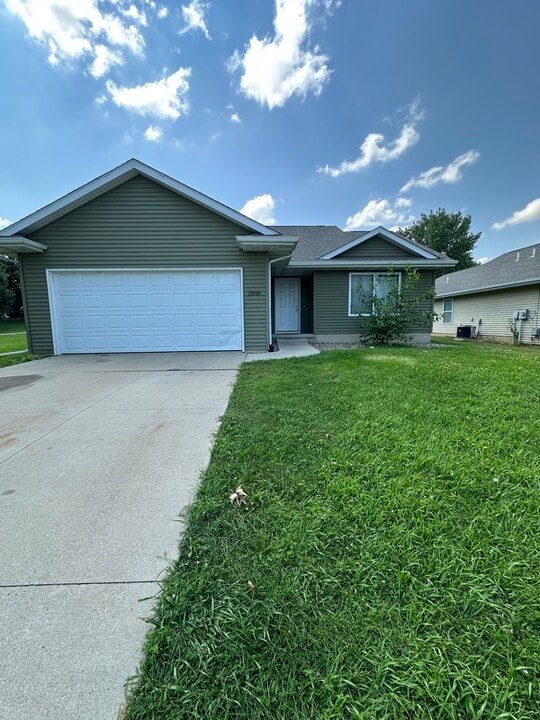 5818 Wheatland Dr SW in Cedar Rapids, IA - Building Photo
