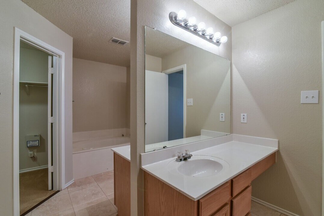 2106 Delaford Dr in Arlington, TX - Building Photo