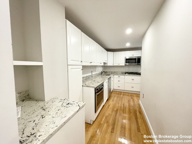 110 P St, Unit 1 in Boston, MA - Building Photo - Building Photo