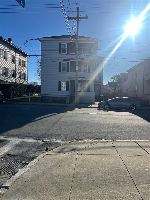 1053 Bedford St in Fall River, MA - Foto de edificio - Building Photo