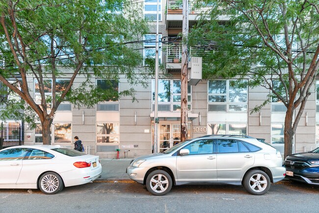 1040 46th Rd in Long Island City, NY - Foto de edificio - Building Photo