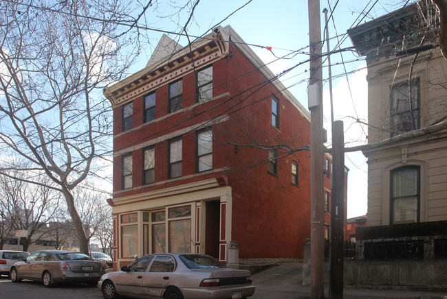 411 Clark St in Cincinnati, OH - Foto de edificio - Building Photo