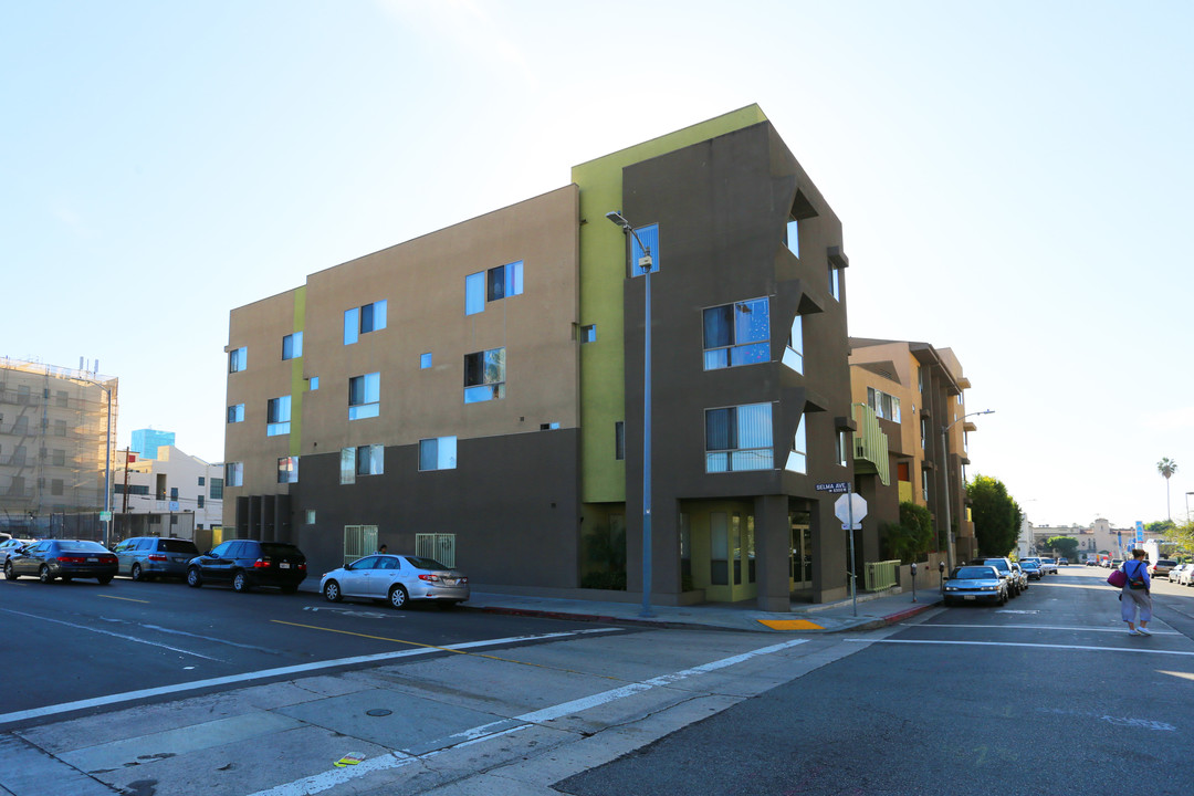 Casa Verde Apartments in Los Angeles, CA - Building Photo