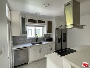 1228 N La Cienega Blvd, Unit 106 in West Hollywood, CA - Building Photo - Building Photo