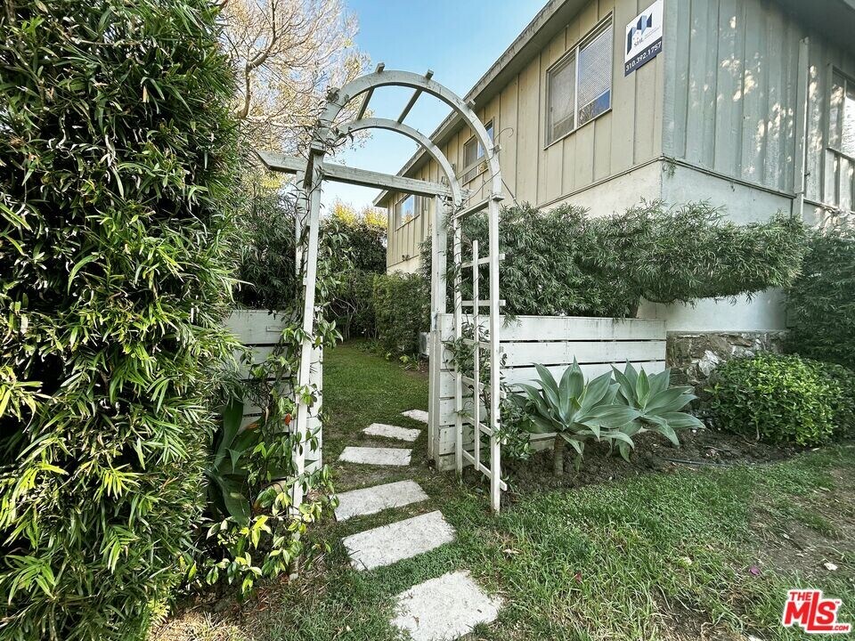 1868 10th St in Santa Monica, CA - Building Photo