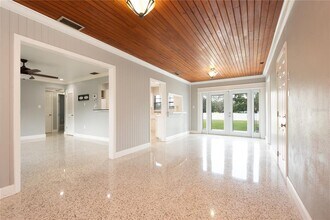 10235 N Fleetwood Dr in Tampa, FL - Building Photo - Building Photo