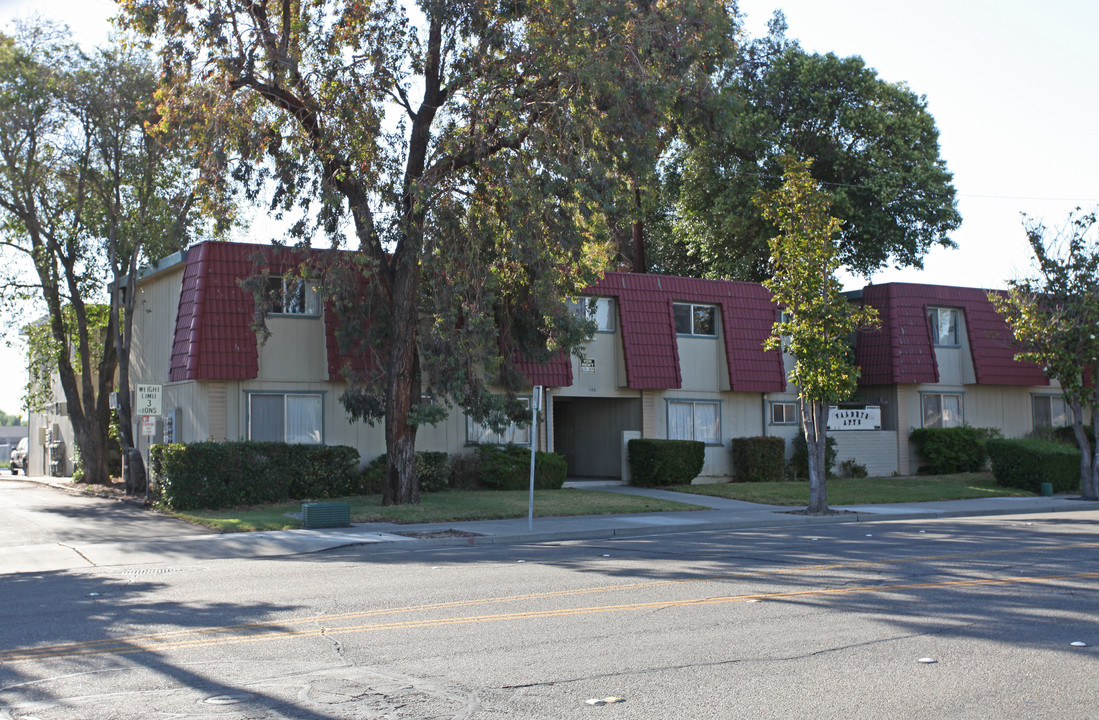 Lincoln Plaza Apartments in Tracy, CA - Building Photo