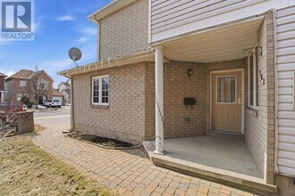 102 Deerfox Dr in Ottawa, ON - Building Photo - Building Photo