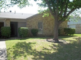 2222 Windchime Dr in Grand Prairie, TX - Building Photo