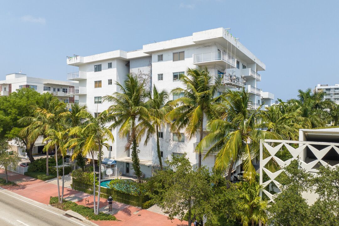 Palms of Alton Road in Miami Beach, FL - Building Photo