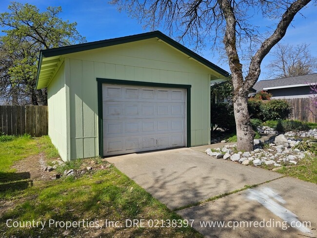 2582 Rainbow Ln in Redding, CA - Building Photo - Building Photo