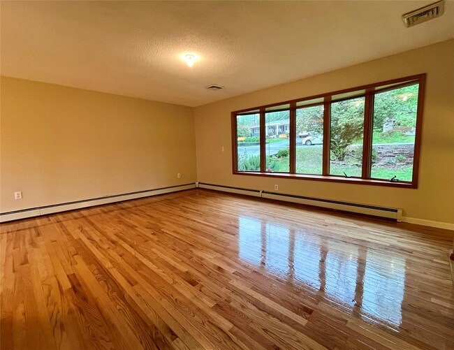 51 Pine Ct in Middletown, NY - Building Photo - Building Photo