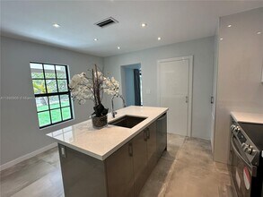 1436 SW 76th Ct in Miami, FL - Foto de edificio - Building Photo