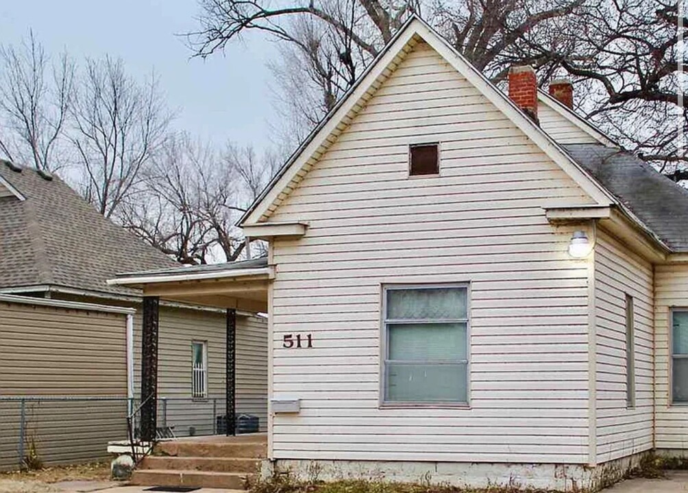 511 E 5th Ave in Hutchinson, KS - Building Photo