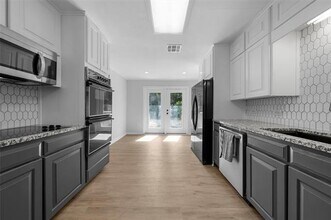 2416 Lake Air Dr in Waco, TX - Building Photo - Building Photo