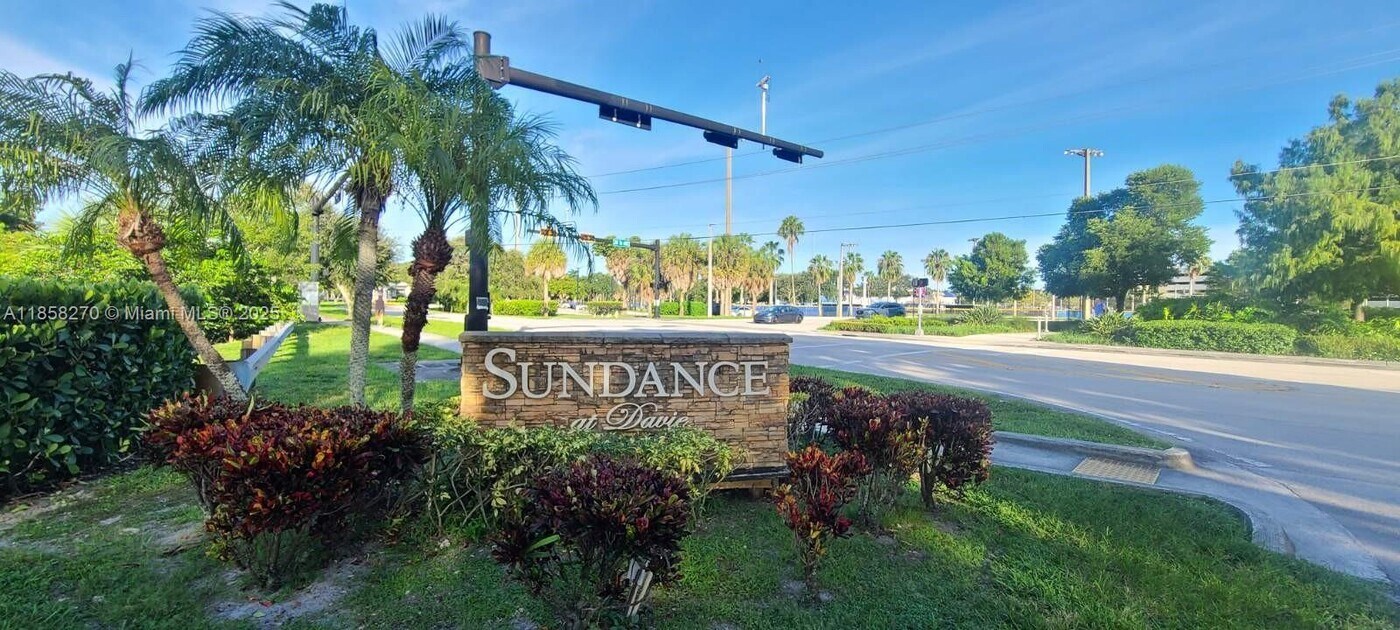 2986 S University Dr in Davie, FL - Building Photo