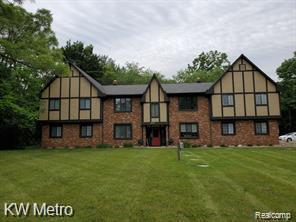 2049 Duck Lake Rd N in Highland Township, MI - Building Photo