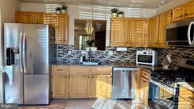 17 Jill Ct in Franklin Township, NJ - Building Photo - Building Photo