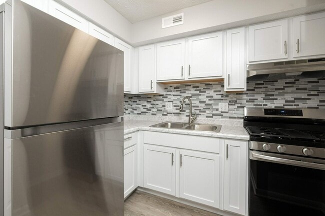 TOWNHOMES AT EASTON PARK in Columbus, OH - Building Photo - Interior Photo