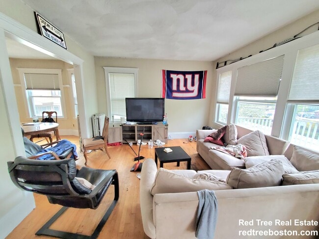 217 Boston Ave, Unit 2 in Medford, MA - Foto de edificio - Building Photo