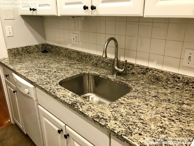 8 Mt Ida St, Unit 1 in Newton, MA - Building Photo - Building Photo