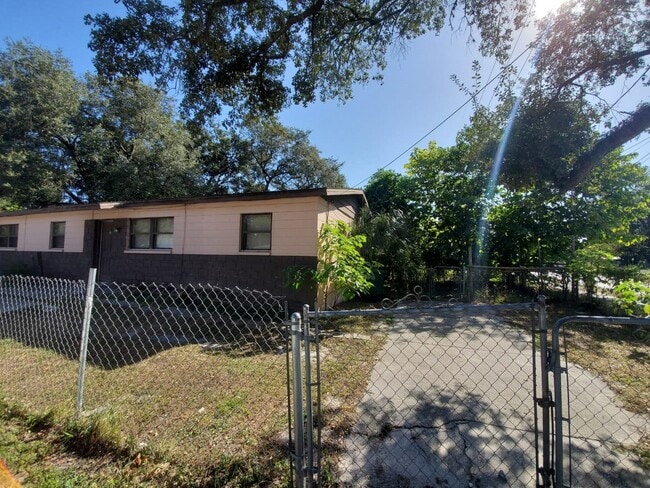 10401 N 11th St in Tampa, FL - Building Photo - Building Photo