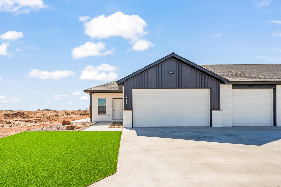 7045 40th St in Lubbock, TX - Building Photo