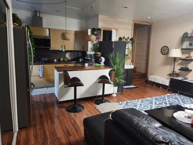 11516 Balboa Blvd in Granada Hills, CA - Building Photo - Building Photo