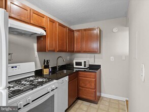 2500 N Van Dorn St in Alexandria, VA - Building Photo - Building Photo
