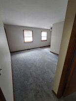 319 Pershing Ave NE in North Canton, OH - Building Photo