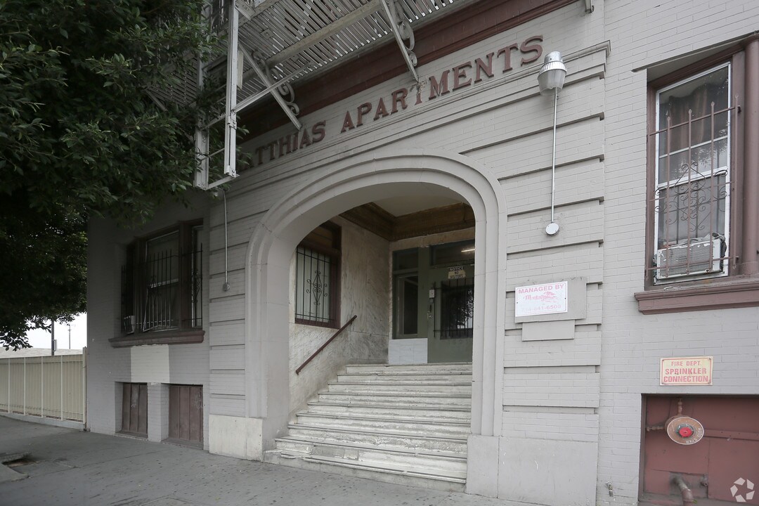 1801 S Flower St in Los Angeles, CA - Building Photo