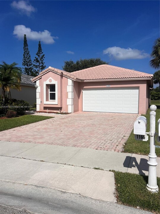 1166 NW 171st Terrace in Pembroke Pines, FL - Foto de edificio