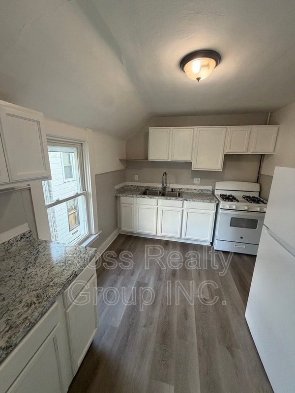 property at 1121 Delence St