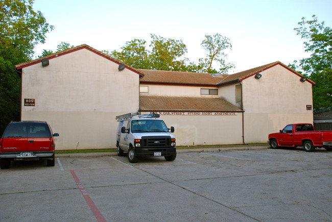 805 N Oak St in Arlington, TX - Building Photo - Building Photo