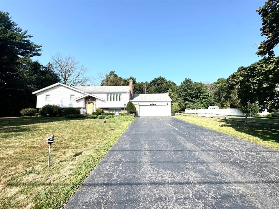 117 Randall St in Easton, MA - Building Photo