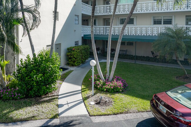Landings East in North Palm Beach, FL - Building Photo - Building Photo