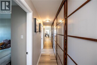 15 Nicklaus Dr in Hamilton, ON - Building Photo - Building Photo