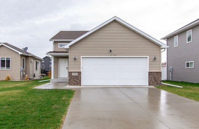 2541 66th Ave S in Fargo, ND - Foto de edificio - Building Photo
